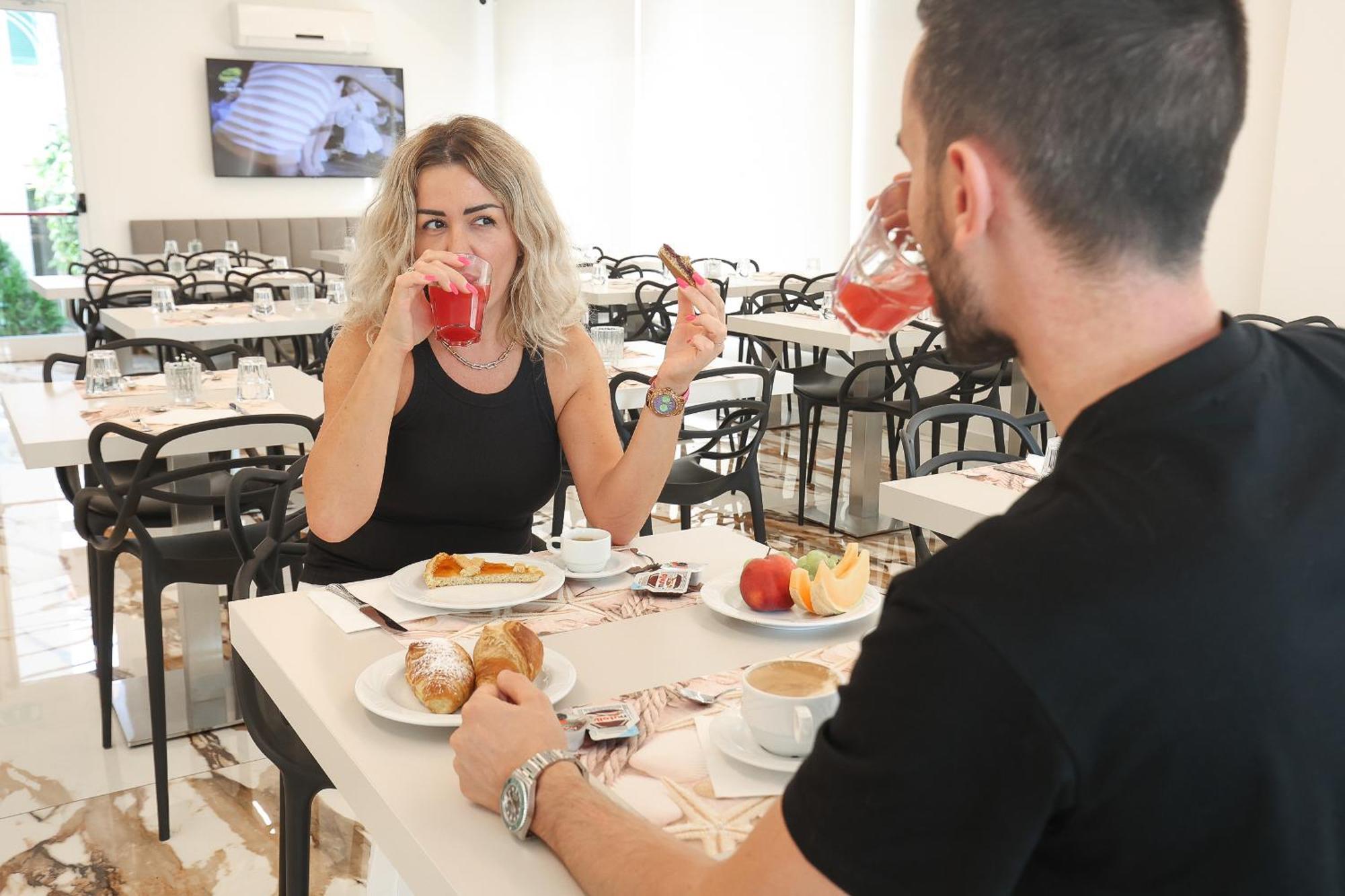 Hotel Cenisio Rimini Kültér fotó